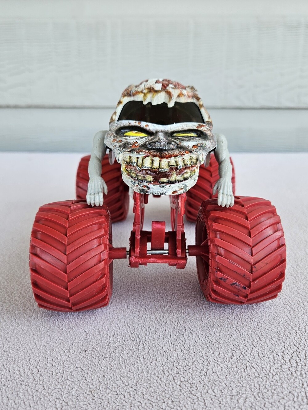 Monster Jam 1:24 Die Cast Monster Truck Zombie Red White Metal - Picture 5 of 7